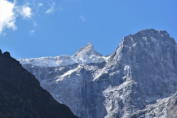 hanging glaciers around Beas Kund