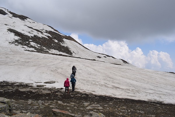 Bhrigu lake walk on snow