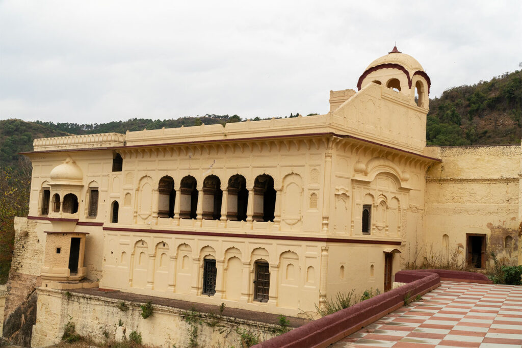 The Diwankhana inside the Arki fort.