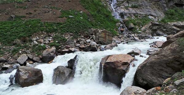 Parvati river near kheerganga
