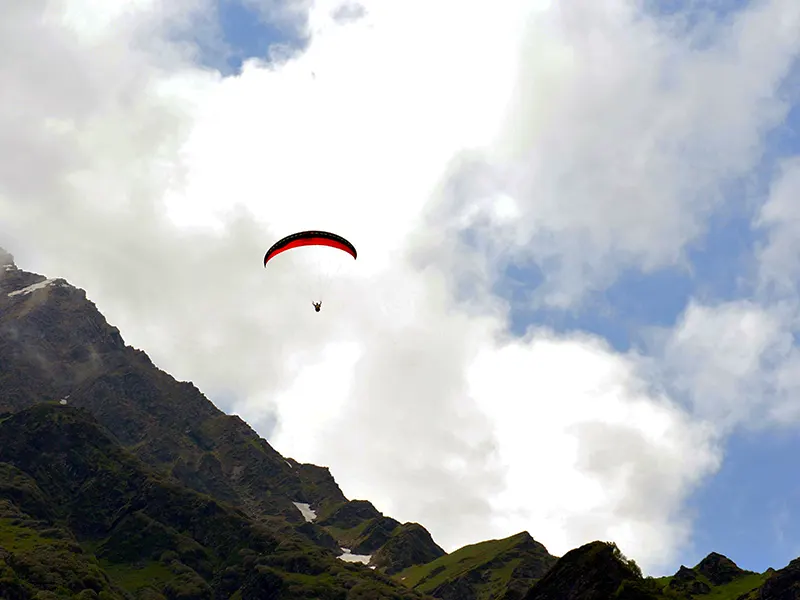 safe tandem paragliding in himachal