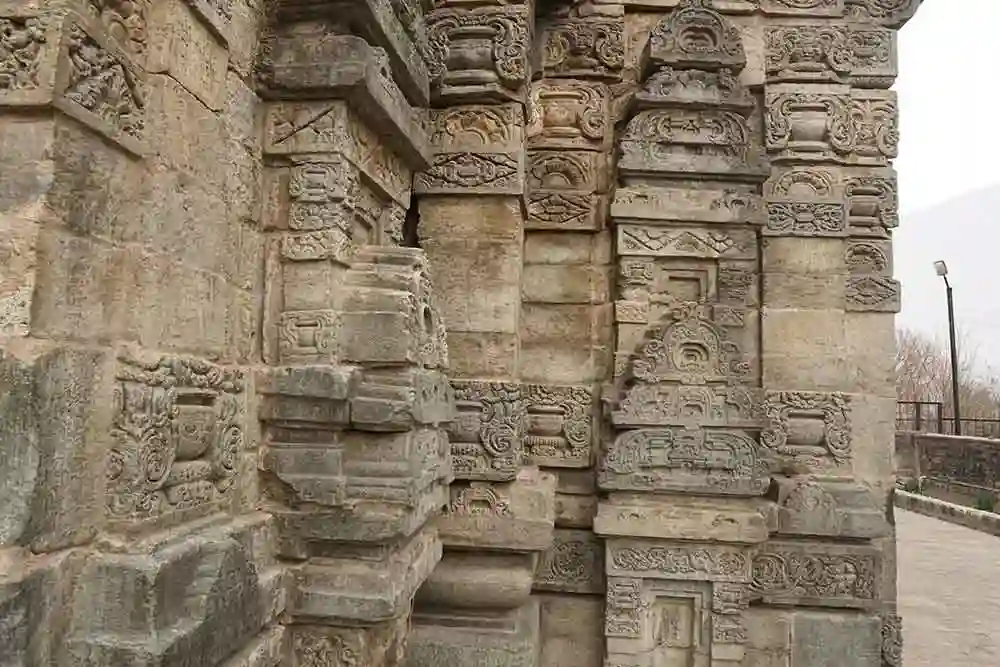 Elegant carvings on the outer walls of Basheshar Mahadev temple
