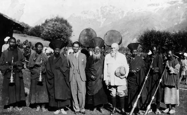 Nicholas Roerich with locals in Naggar