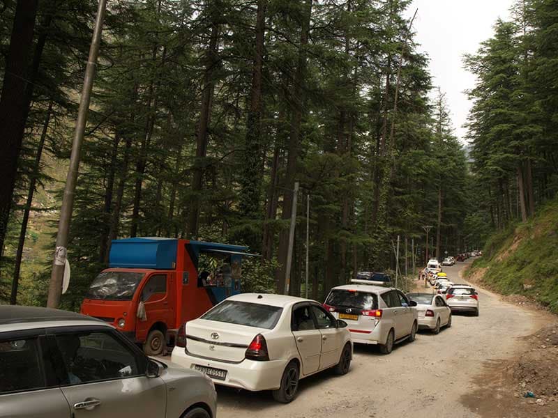 huge traffic jam before entering kasol 