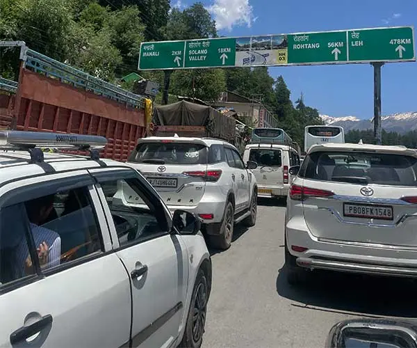 Traffic jam at the entry point of Manali