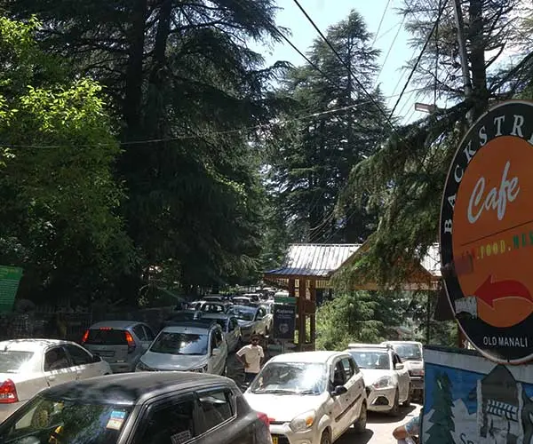 heavy traffic at old manali