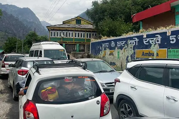 traffic jam near Jari on way to Kasol