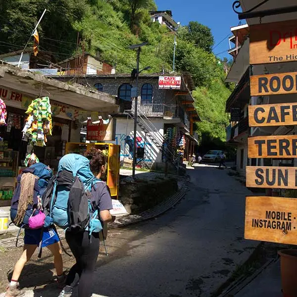 A couple of backpackers in Old Manali