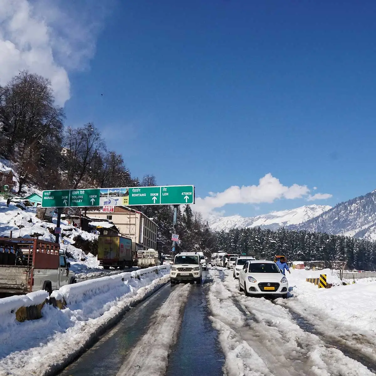 A view of the entry point to Manali with snow everywhere.